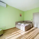 Апартамент Sunny And Quiet 2bdr