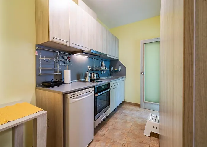 Sunny And Quiet 2bdr شقة فارنا